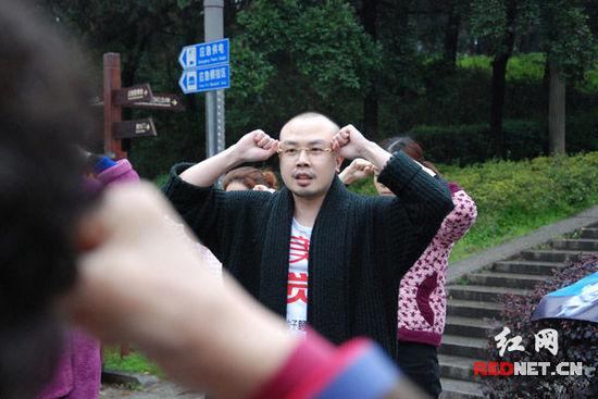 (“中国睡眠先生”唐堂现场教市民做睡眠保健操。)