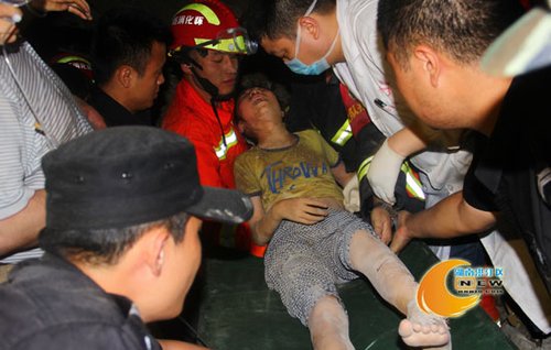 怀化洪江区一旧私房坍塌 致2死3伤(组图)