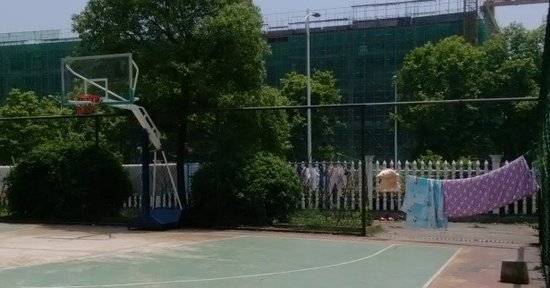 长沙高校女生篮球场里晒内衣 招来淡定猥琐男