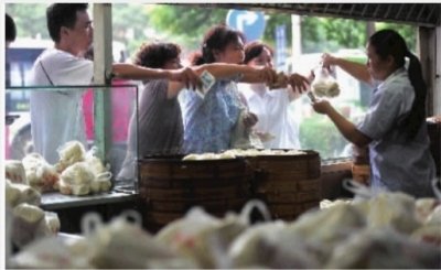 9月10日下午,长沙市侯家塘百年德园店,很多市民前来买包子.