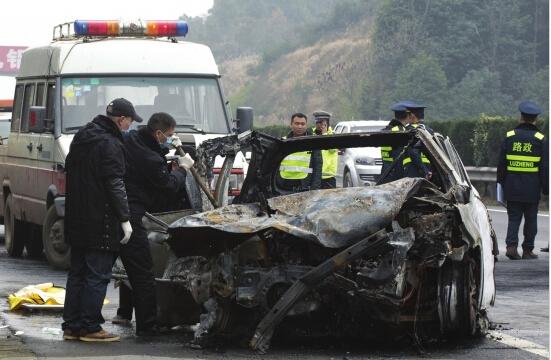 小车与大货车追尾后起火烧成骨架一乘客遇难