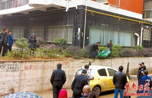 长沙星沙湘绣城一女子从18楼坠下当场身亡