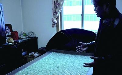 独居老人20万狂购保健品 儿子自责:不如推销员