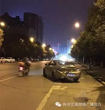 株洲车主夜间路边停车 结果三厢变两厢