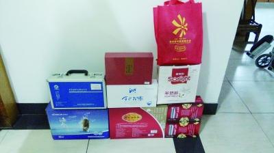 独居老人20万狂购保健品 儿子自责:不如推销员