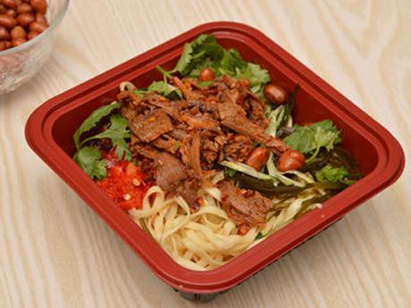 酷热不想开火做饭 吃完凉面填饱肚子