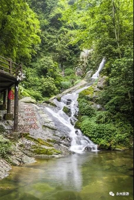 因着不是水流最大的时候,一股清泉像一条白锦奔涌而下,偶尔溅起的水花