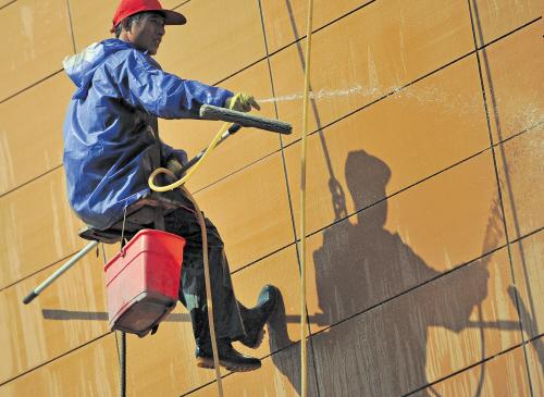 长沙三伏天“蜘蛛人”仍高空作业 强度高风险大