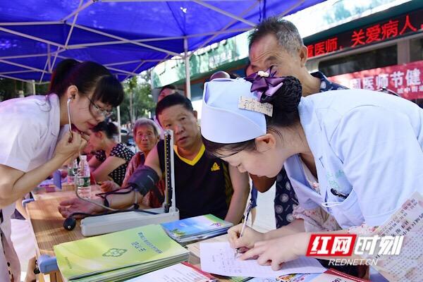 怀化医师节医生义诊 准备免费药品400余盒