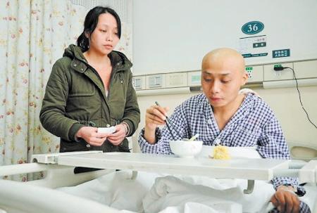 80后女教师为救白血病爸爸和弟弟 一天只花10元