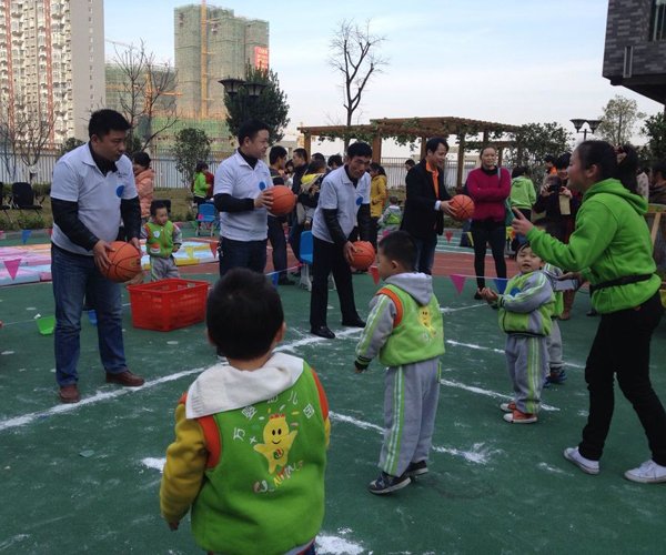 爸爸去哪儿?去万婴幼儿园陪参加宝贝运动会