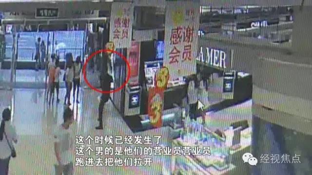 长沙女子逛香奈儿专柜被工作人员打 致头破血