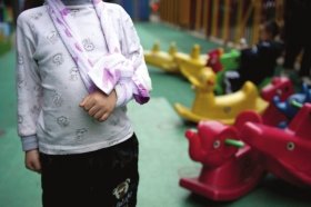 长沙5岁幼儿被90后幼师打骨折 目前已被停职