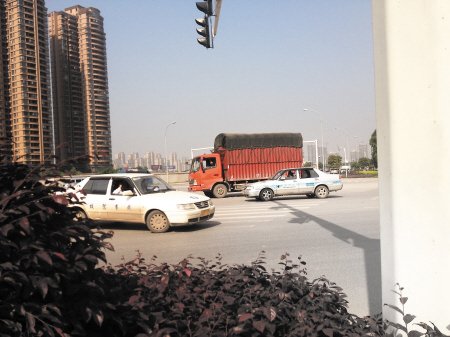 长沙体育新城周边成驾校练车场 教练车影响交