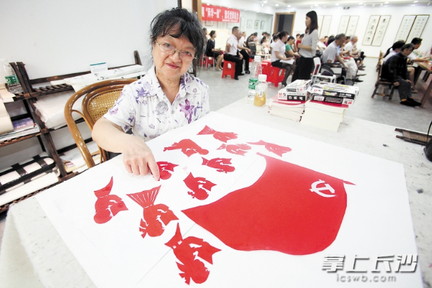 开福区77岁老人制作剪纸作品向党的生日献礼