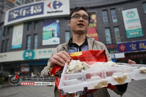 市民在超市买到变质冷冻饺子 促销员称冰柜坏