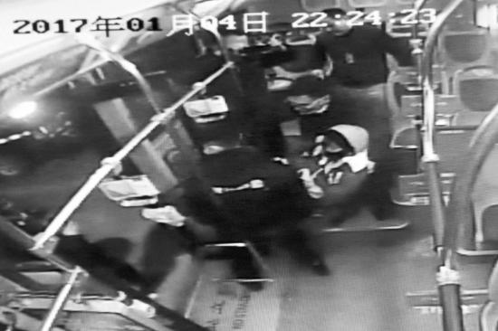 女孩突然目光呆滞成“木头人” 公交司机及时送医