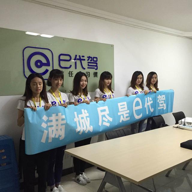 长沙交警严查酒驾 美女网红教你酒后开车新方