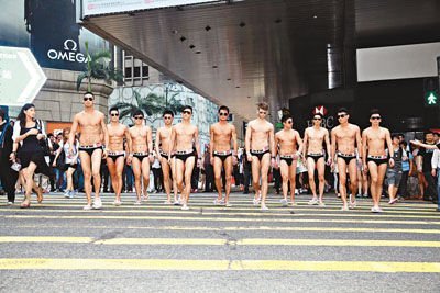 亚洲先生仅穿内裤闹事巡游 嘲笑多于欢呼