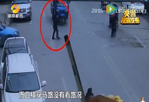 印度司机看了眼路旁美女横穿打电话撞死马路美女图片的娄底好看图片