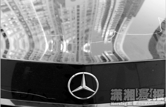 10月18日，鑫科明珠小区。业主李先生的车辆被人用尖锐物品划伤。图/记者谢长贵