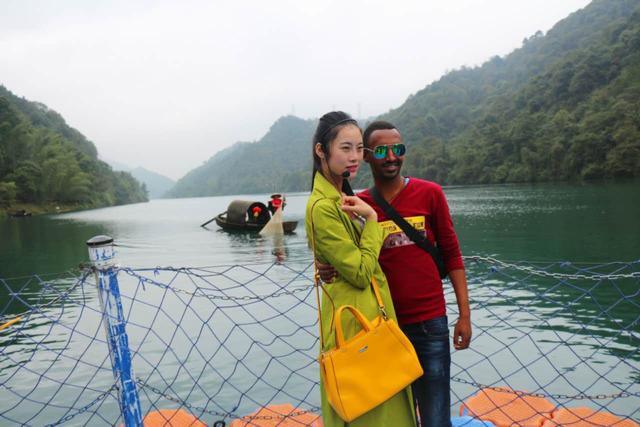 多个国家百余名外国友人畅游东江湖