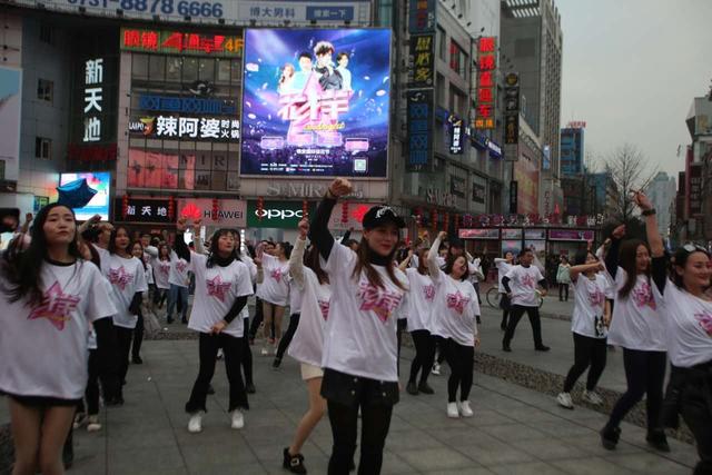 长沙街头上演百人“樱花舞快闪” 6旬嗲嗲现场求爱_大湘网_腾讯网