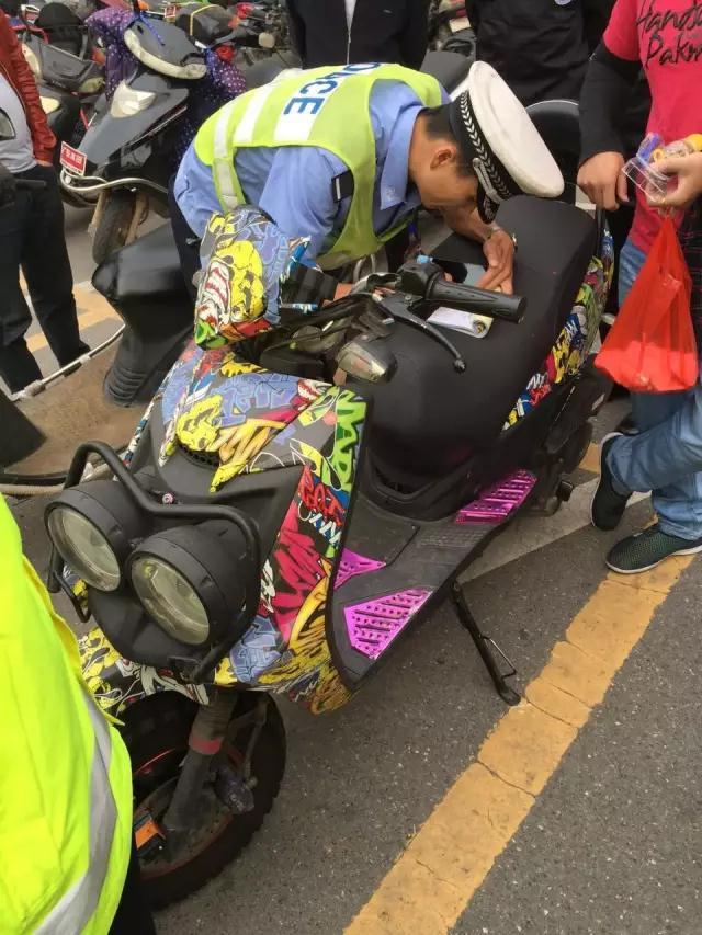长沙宁乡县交警飓风行动 整治非法改装摩托车