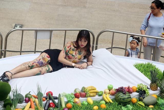 商场用美女"人体盛宴"搞促销 上身近乎全裸姿势撩人_大湘网_腾讯网