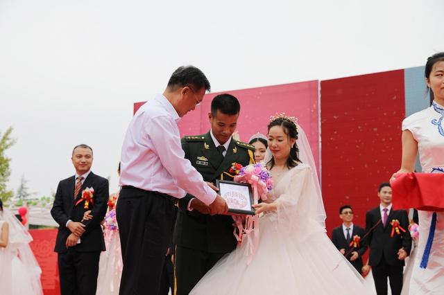 长沙理工大学举办首届集体婚礼 40对校友新人