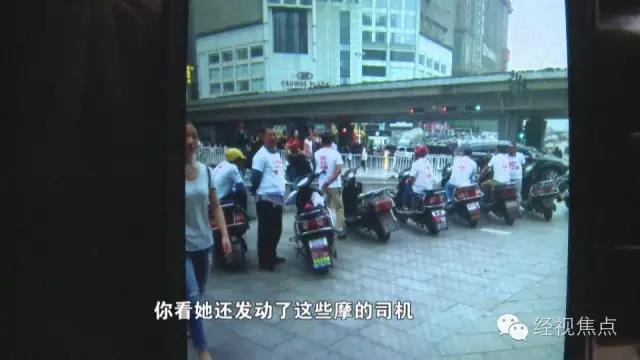 长沙女子逛香奈儿专柜被工作人员打 致头破血