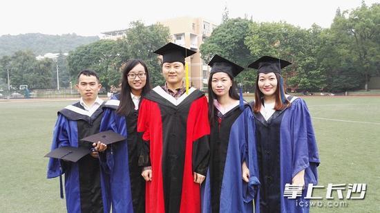 湖大70后教授患癌仍坚持教学 送完最后一届学