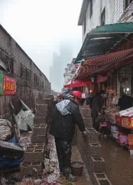 楚湘马路市场成历史 娭毑冒雨买菜只为留点回忆