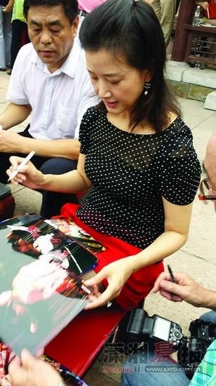 宋祖英出席画家黄永玉生日庆典 称会继续唱歌