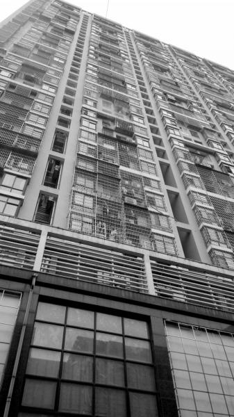 长沙一清吧开业 放烟花点燃九楼住户阳台