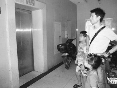 海口公寓电梯故障报警器无人应 3孩子被困惊魂