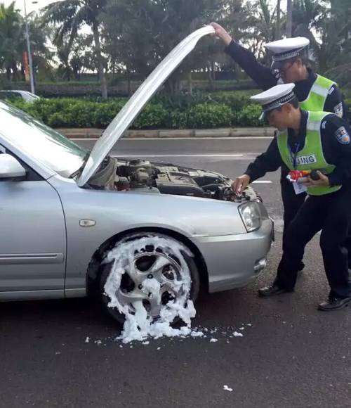 海口交警路边小便?并不是!带你看看海口交警真实的样子