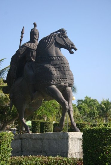 天涯海角游览区景点之历史名人雕塑园