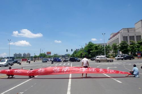 17农民工讨工钱堵瘫五指山南路