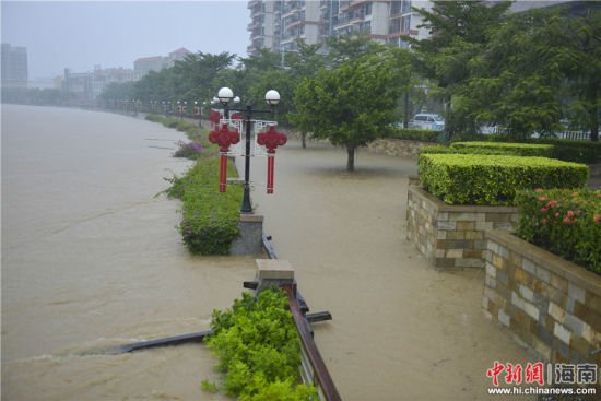 台风电母琼岛泼水 村庄被困城市内涝