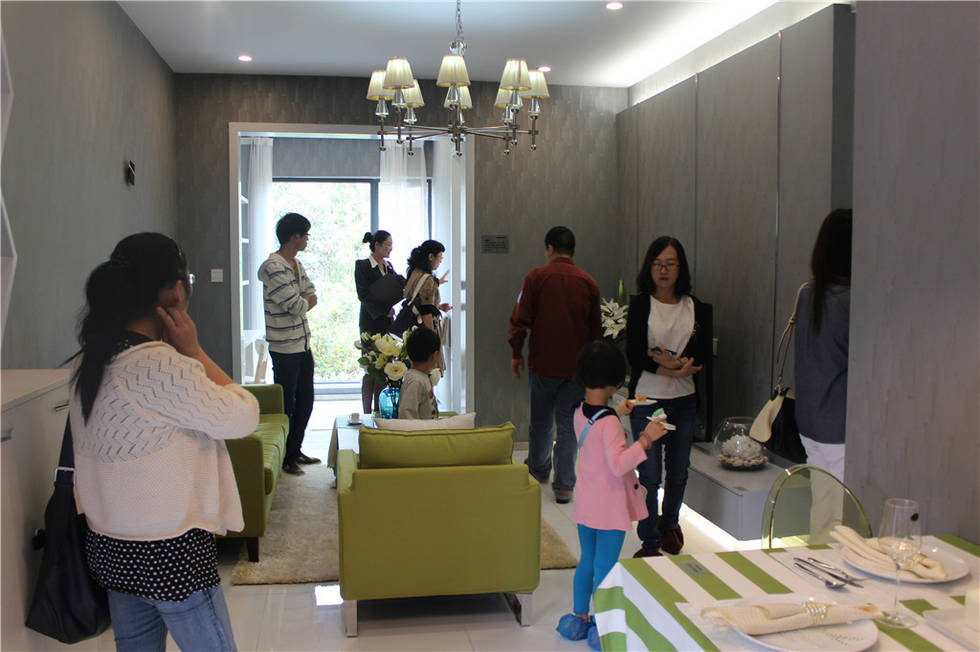  写错房号致冲突  两拨客人大打出手现场混乱 - 