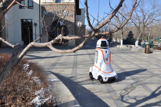 鲁能物业:园区智能巡逻机器人投入使用