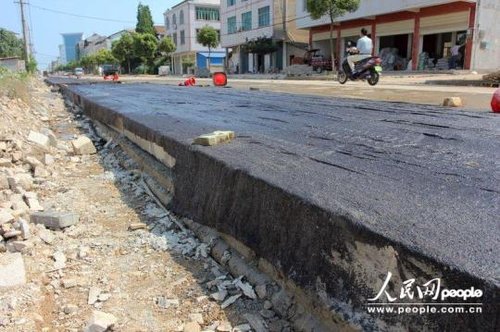 湖北黄冈市政工程被指用竹条替钢筋 称为增强
