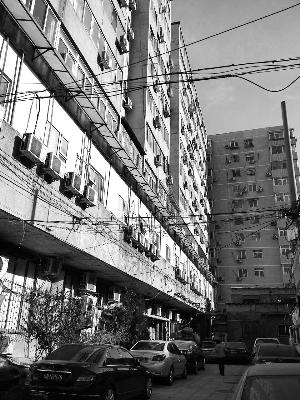 男子购房16年办不下房产证还被查封 只因买了抵押房