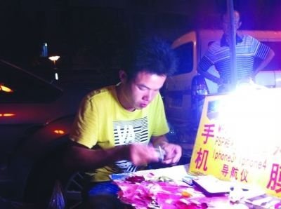 南京贴膜哥月入一万五 租住100多平精装修房