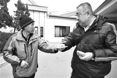 离开10年“井底”日子 王秀青放寒假回家过年