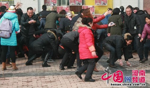 河南房企狂撒10万现金 多名市民在争抢中受伤