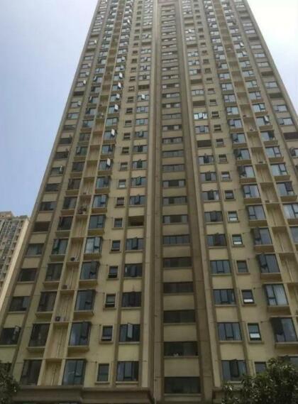 湖北男子还不起房贷跳楼 砸中28岁乘凉女子双双遇难
