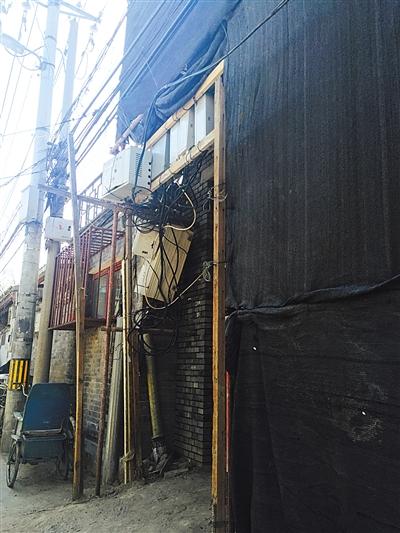北京小院上盖下挖现违建 邻居担忧地铁安全