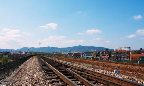 我国在建最长重载铁路蒙华铁路开始全线铺轨